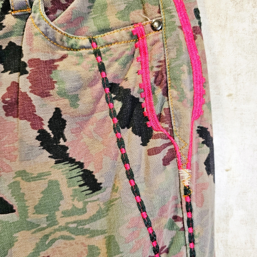 Johnny Was 2-10-10-5 Biya Embroiderd Camo Floral Denim Cropped Boho Jeans Y2K - Picture 5 of 10